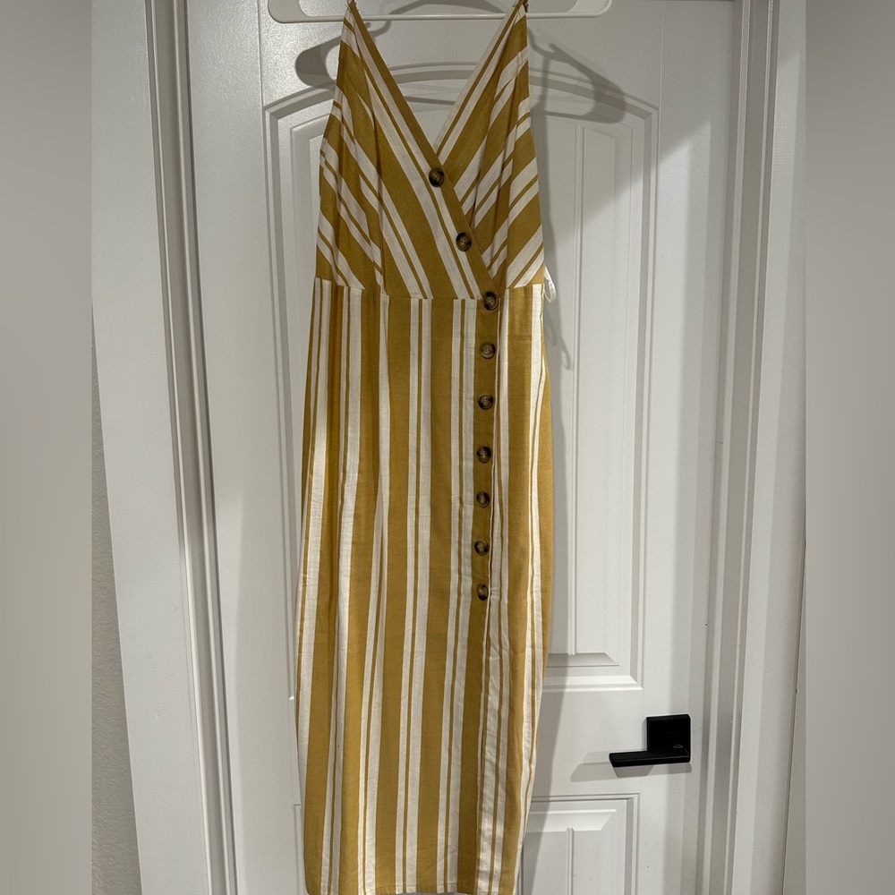 Entro midi Mustard striped dress with slit and buttons